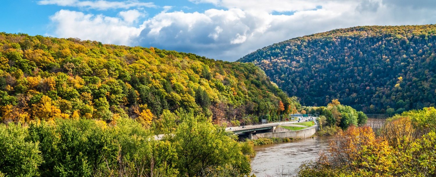 A scenic view of the Delaware Water Gap between Pennsylvania and New Jersey for the ultimate guide to the outdoor activities in the poconos